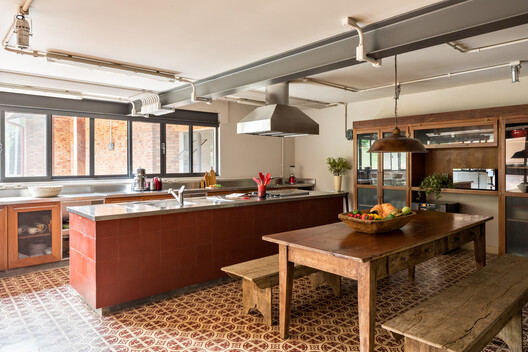 Beyond the Dropped Ceiling: 10 Interior Projects for Making Services and Conduits Part of the Architecture - Image 37 of 40