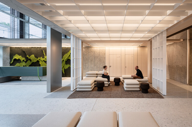 船坞混合功能办公大楼 / Tchoban Voss Architekten - 室内图, 起居室, 椅子, 玻璃