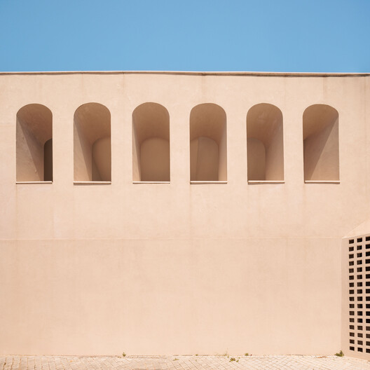 Montisnava Residential Building / António Costa Lima Arquitectos - Exterior Photography, Concrete, Arcade