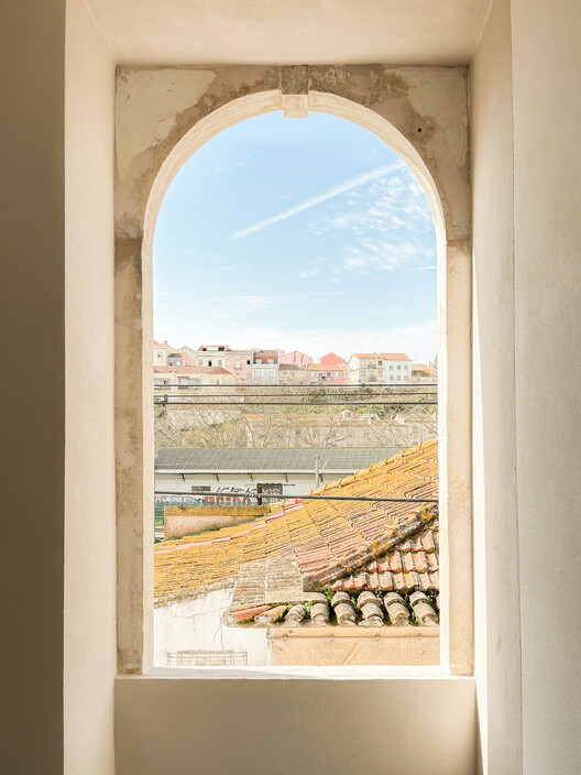 Montisnava Residential Building / António Costa Lima Arquitectos - Interior Photography, Arch, Arcade