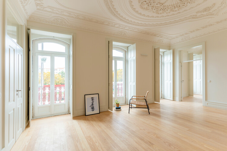 Edificio Residencial Montisnava / António Costa Lima Arquitectos - Fotografía interior, Madera, Puerta