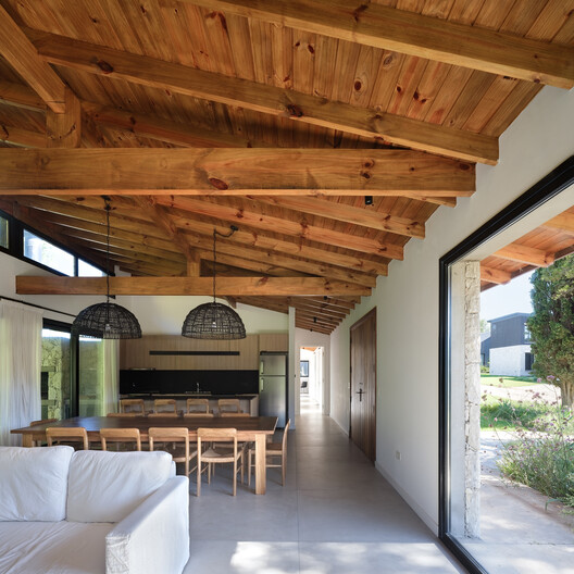 Marayui House / PBS arquitectos - Interior Photography, Wood, Beam, Chair