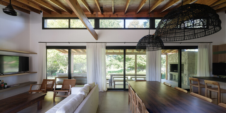Casa Marayui / PBS arquitectos - Fotografía interior, Madera, Mesas, Iluminación, Sillas, Fijación Vigas