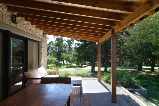 Marayui House / PBS arquitectos - Interior Photography, Wood, Beam, Deck, Patio, Chair