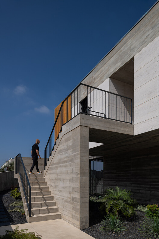 Casa NM / CFDS Architecture - Fotografia de Exterior, Escada, Concreto, Corrimão