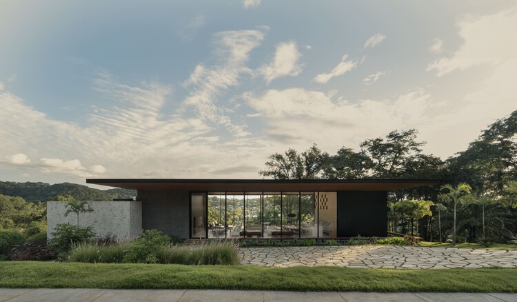 Casa Assais / Riccioppo Arquitetura - Casas