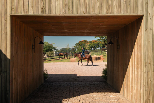 Haras Entrevero / Estúdio Mangava - Fotografía interior, Madera