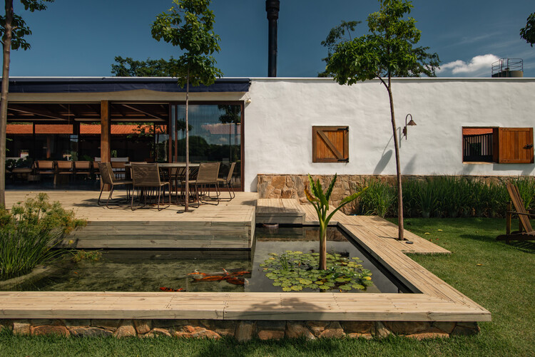 Haras Entrevero / Estúdio Mangava - Fotografía exterior, Jardín, Sillas, Patio interior, Terraza, Patio