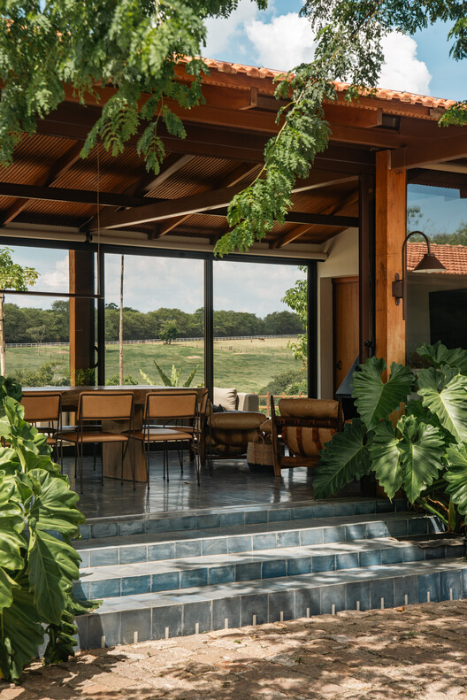 Haras Entrevero / Estúdio Mangava - Fotografía interior, Comedor, Madera, Sillas, Jardín, Patio, Fijación Vigas