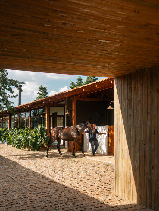 Haras Entrevero / Estúdio Mangava - Fotografía interior, Madera, Fijación Vigas