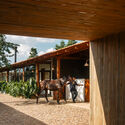Haras Entrevero / Estúdio Mangava - Fotografía interior, Madera, Fijación Vigas