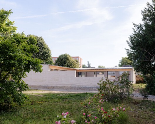 Houses on Rue de Clermont / A.TM