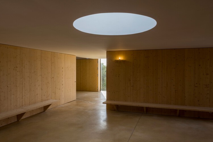 Mortuoria de Barrancos / Table Studio - Fotografía interior, madera, concreto