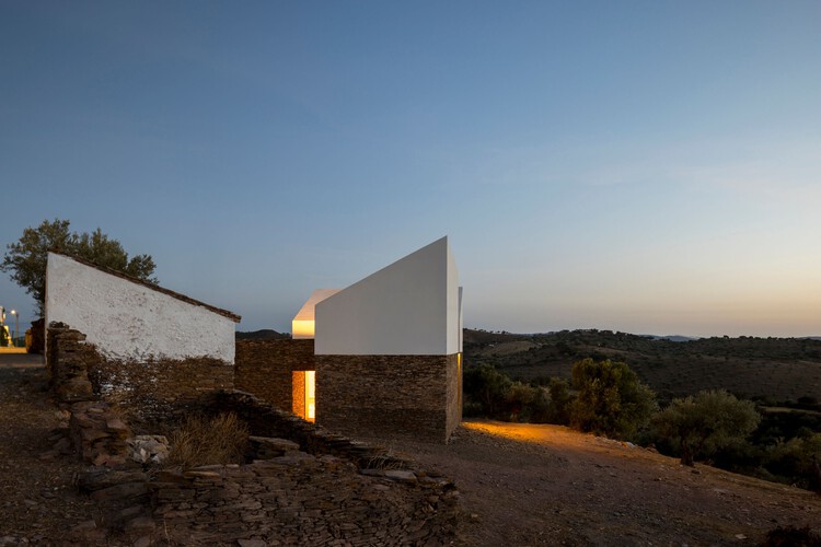 Mortuoria de Barrancos /Desk Studio - Fotografía externa