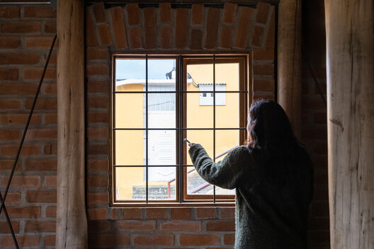 Casa en La Vicentina / Al Borde - Fotografía interior, Madera, Ladrillo, Vidrio