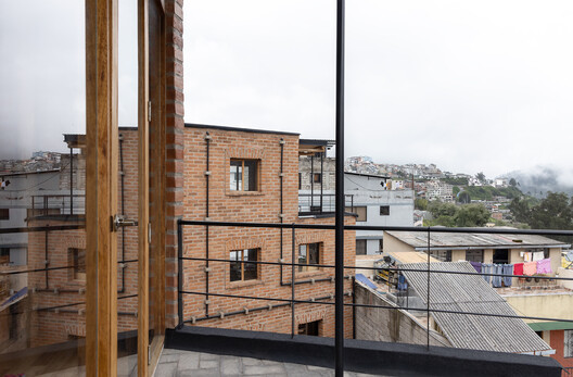 Casa en La Vicentina / Al Borde - Fotografía exterior, Madera, Barandas, Escaleras, Balcón, Concreto