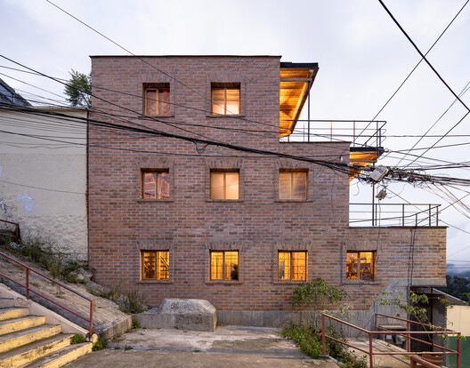 Casa en La Vicentina / Al Borde - Fotografía exterior, Ladrillo