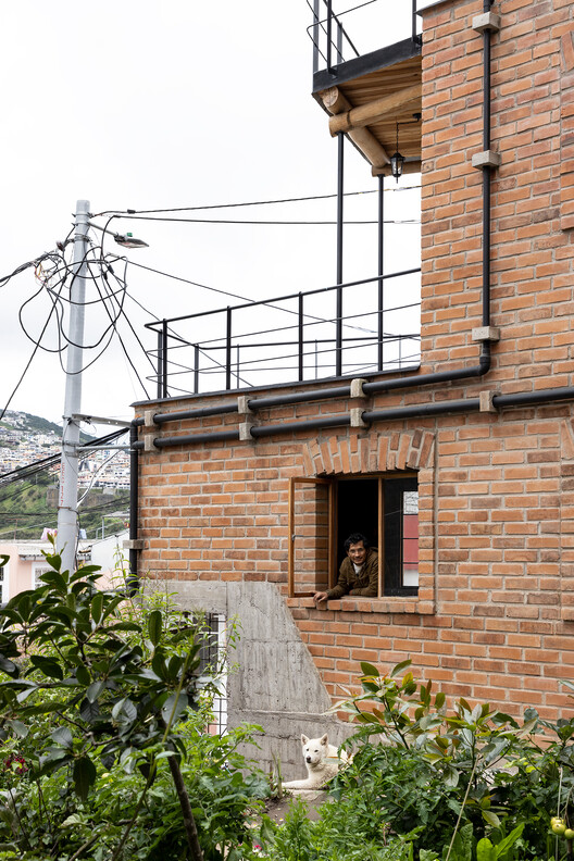Casa en La Vicentina / Al Borde - Fotografía exterior, Ladrillo