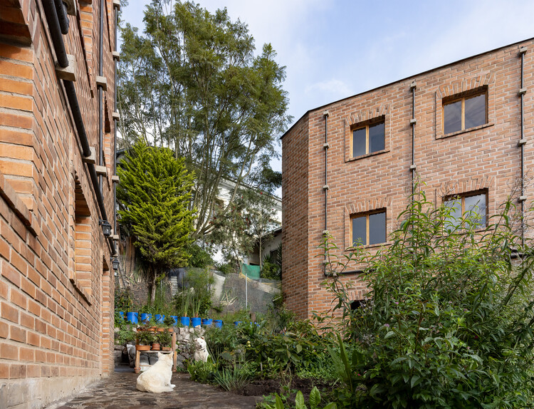 Casa en La Vicentina / Al Borde - Fotografía exterior, Ladrillo