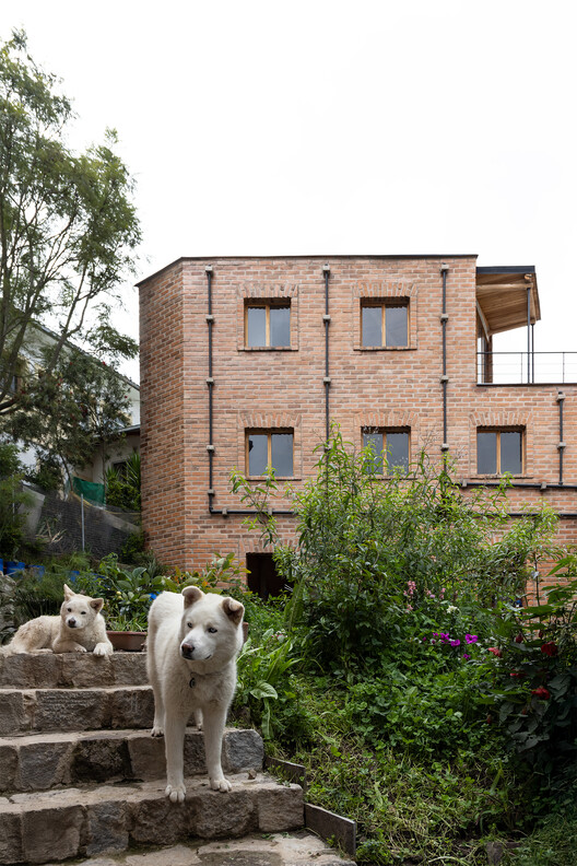 Casa en La Vicentina / Al Borde - Fotografía exterior, Ladrillo, Balcón