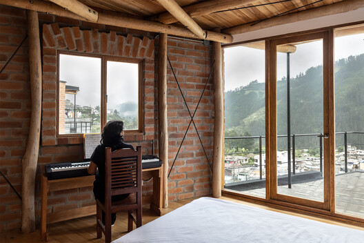 Casa en La Vicentina / Al Borde - Fotografía interior, Dormitorio, Madera, Sillas, Balcón, Barandas