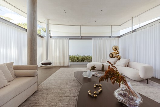 Linho House / TETRO Arquitetura - Interior Photography, Living Room, Lighting, Chair