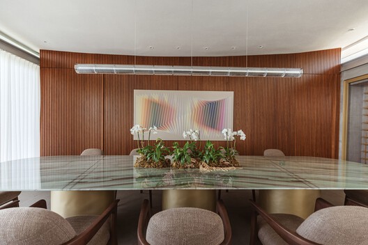 Linho House / TETRO Arquitetura - Interior Photography, Table, Wood, Chair, Lighting, Glass