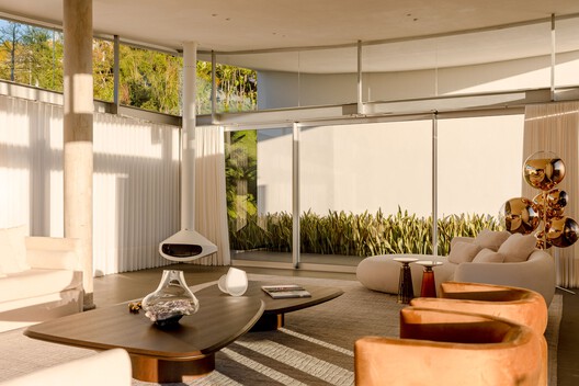 Linho House / TETRO Arquitetura - Interior Photography, Living Room, Lighting, Table, Chair