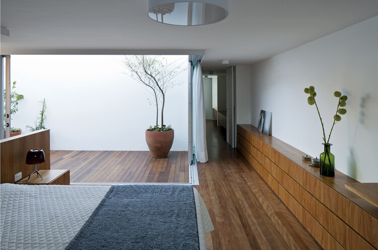 Unfolding Privacy: Centering the Home Around the Courtyard - Image 37 of 58