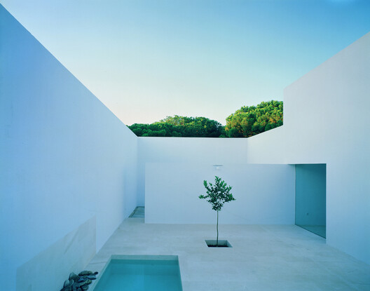 Unfolding Privacy: Centering the Home Around the Courtyard - Image 54 of 58