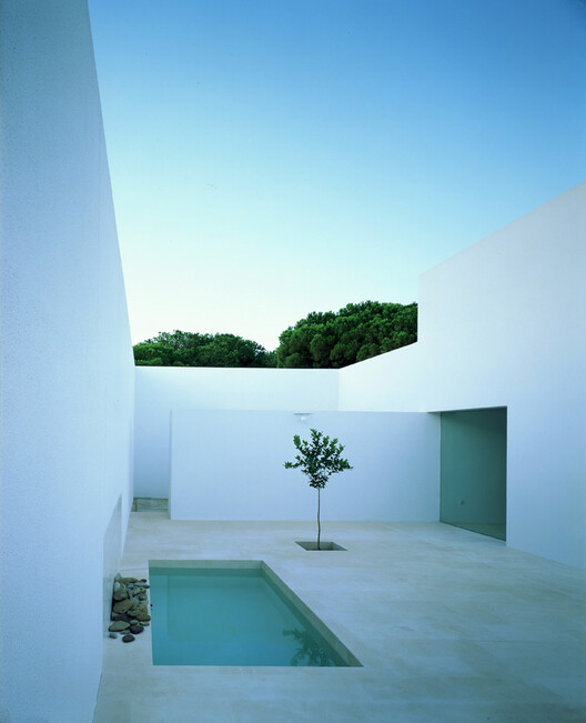 Unfolding Privacy: Centering the Home Around the Courtyard - Image 53 of 58