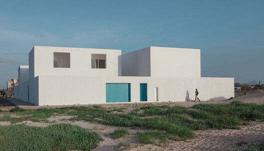 Unfolding Privacy: Centering the Home Around the Courtyard - Image 9 of 58