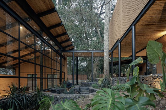 Unfolding Privacy: Centering the Home Around the Courtyard - Image 14 of 58