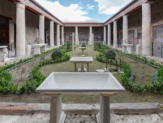 Unfolding Privacy: Centering the Home Around the Courtyard - Image 15 of 58