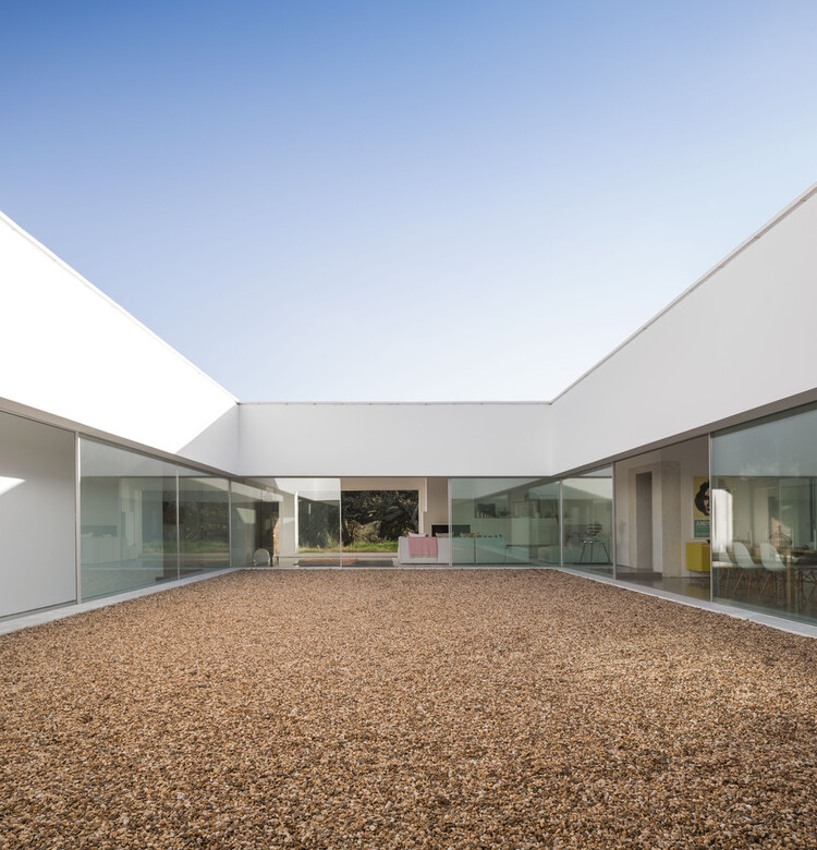 Unfolding Privacy: Centering the Home Around the Courtyard - Image 23 of 58