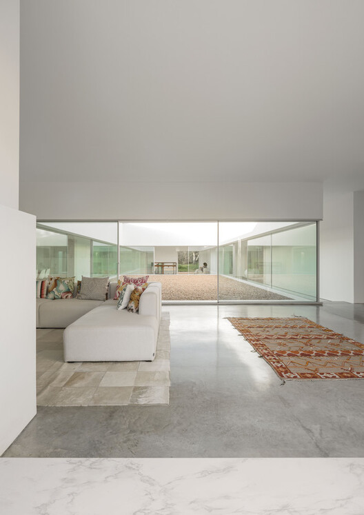 Unfolding Privacy: Centering the Home Around the Courtyard - Image 25 of 58