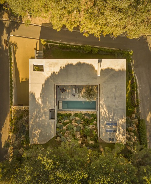 Unfolding Privacy: Centering the Home Around the Courtyard - Image 22 of 58