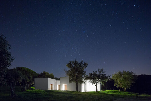 Unfolding Privacy: Centering the Home Around the Courtyard - Image 27 of 58