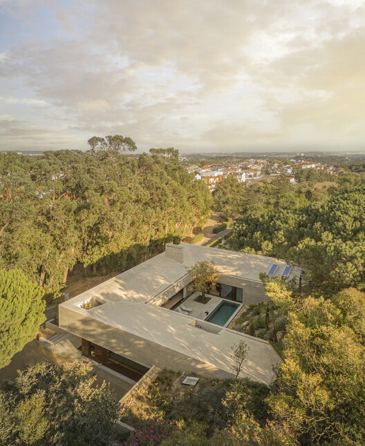 Unfolding Privacy: Centering the Home Around the Courtyard - Image 21 of 58