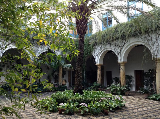Unfolding Privacy: Centering the Home Around the Courtyard - Image 33 of 58