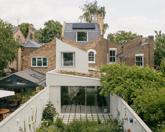 Unfolding Privacy: Centering the Home Around the Courtyard - Image 34 of 58