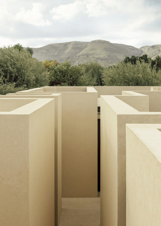Unfolding Privacy: Centering the Home Around the Courtyard - Image 6 of 58