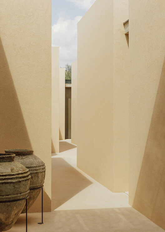 Unfolding Privacy: Centering the Home Around the Courtyard - Image 42 of 58