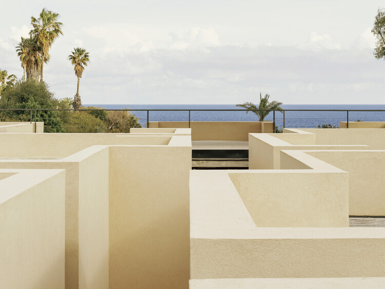 Unfolding Privacy: Centering the Home Around the Courtyard - Image 5 of 58