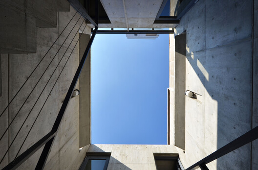 Unfolding Privacy: Centering the Home Around the Courtyard - Image 39 of 58
