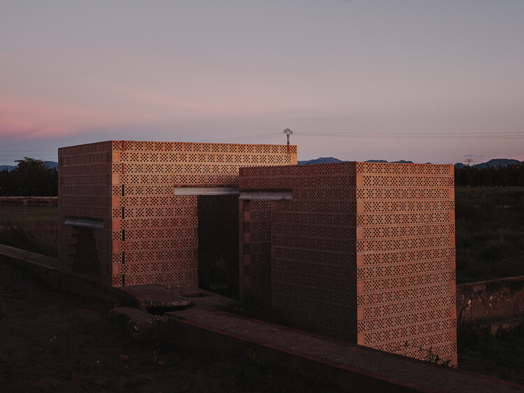 Pabellones de Cerámica en los campos del norte de Valencia / Bona fide taller - Imagen 7 de 29