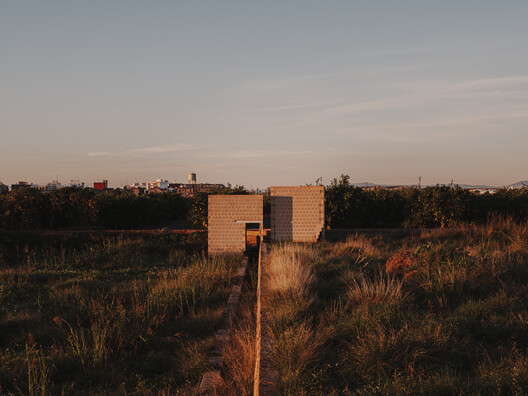 Ceramic Pavilions in the Northern Fields of Valencia / Bona fide taller
