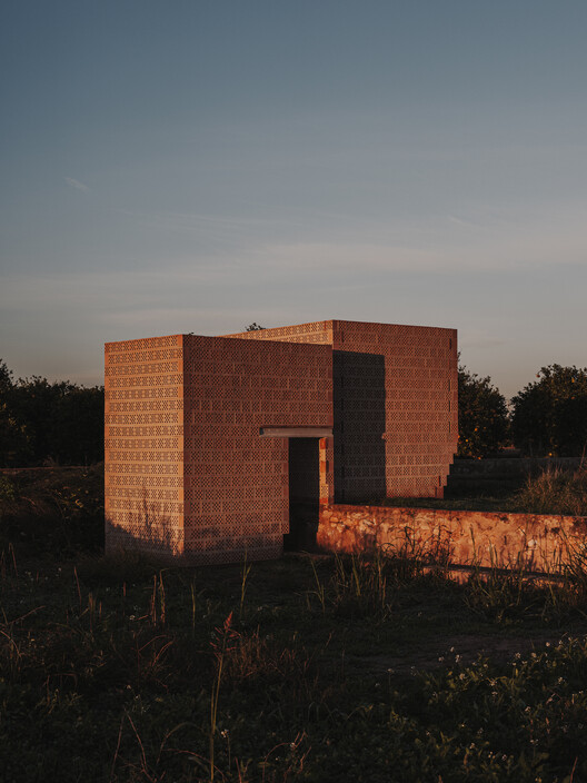 Ceramic Pavilions in the Northern Fields of Valencia / Bona fide taller - Exterior Photography, Brick