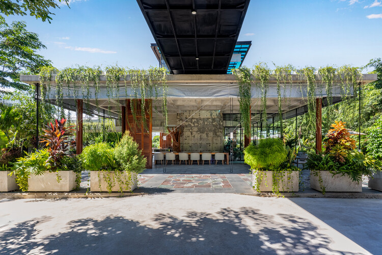 Café y Restaurante Phum Sambo / Khoan + Partners - Fotografía exterior, Jardín