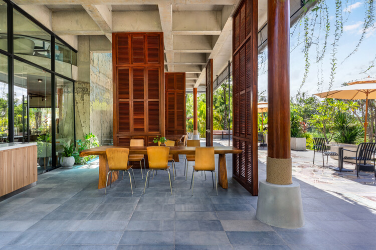 Café y Restaurante Phum Sambo / Khoan + Partners - Fotografía interior, Comedor, Madera, Sillas, Patio